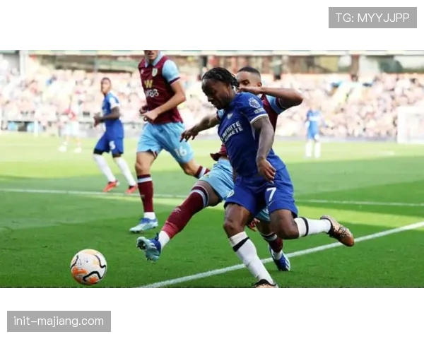 特写镜头:斯特林突破后选择倒三角回传,而非传统高球传中